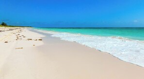 Ubicación a pie de playa, arena blanca, tumbonas y toallas de playa
