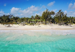 Ubicación a pie de playa, arena blanca, tumbonas y toallas de playa