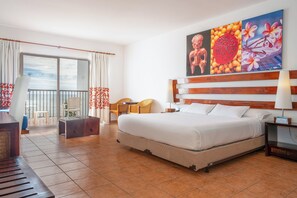 Standard Room | Peralatan tempat tidur premium, peti besi dalam bilik, meja 