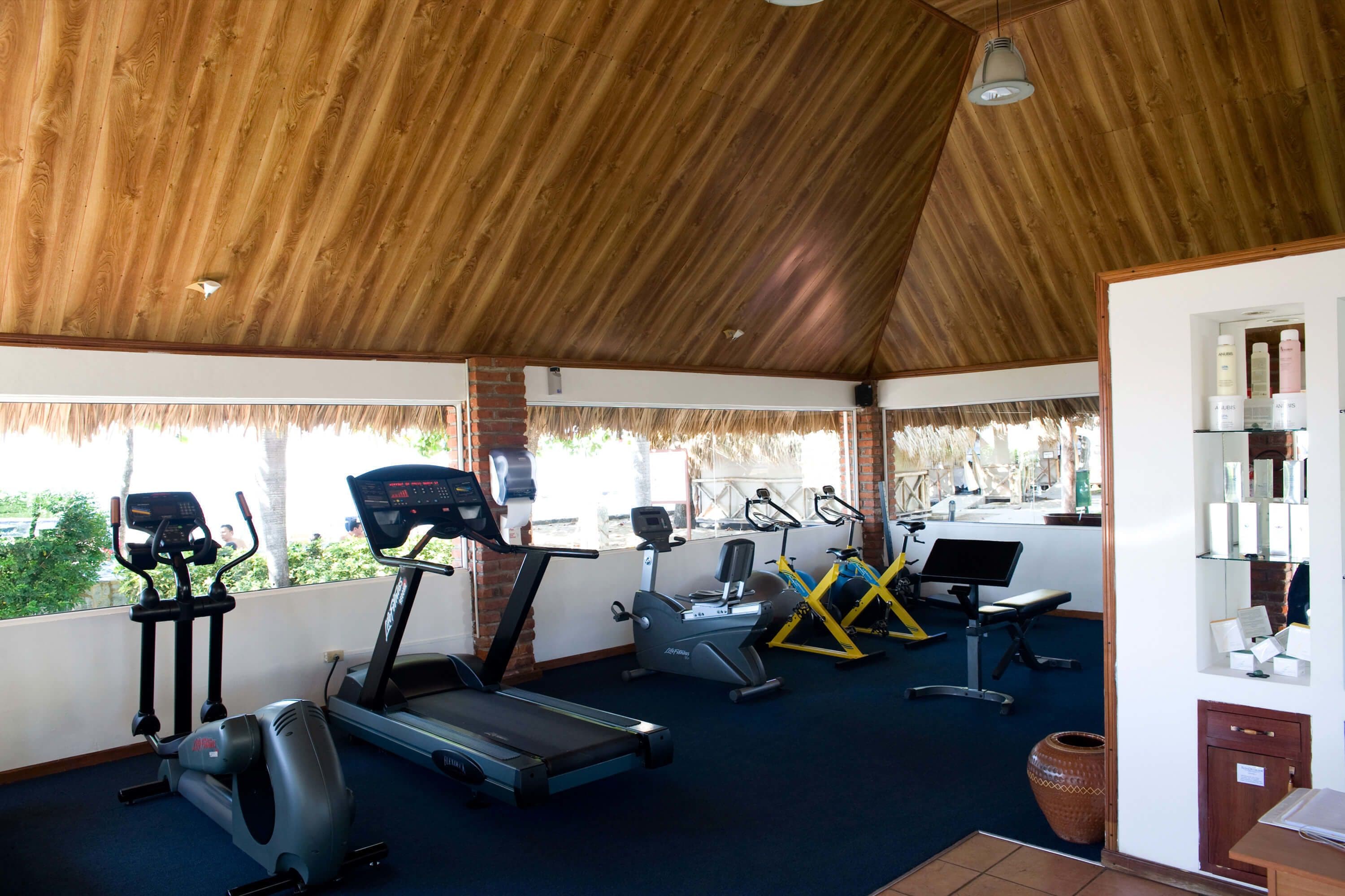 Ein Fitnessstudio mit Laufbändern, Crosstrainern und Ergometer.