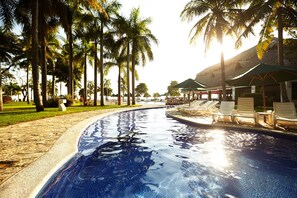 5 outdoor pools, sun loungers
