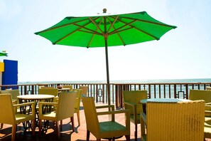 6 restaurants, breakfast, lunch, dinner served; Thai cuisine