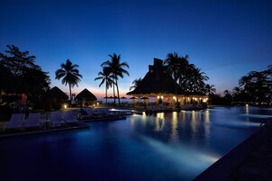 5 piscinas externas, espreguiçadeiras