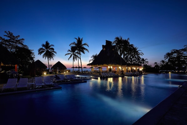 5 outdoor pools, pool loungers