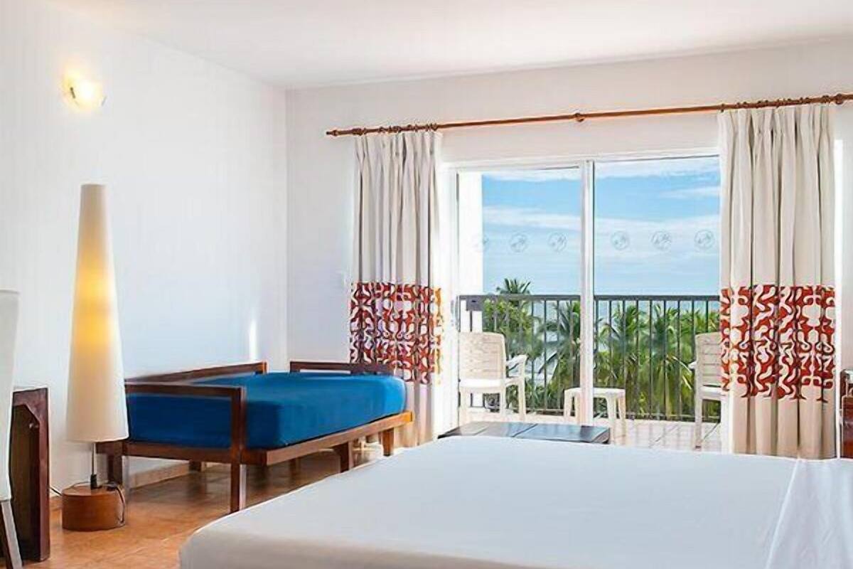Sea View, 1 King Bed | Premium bedding, in-room safe, desk, iron/ironing board (on request)