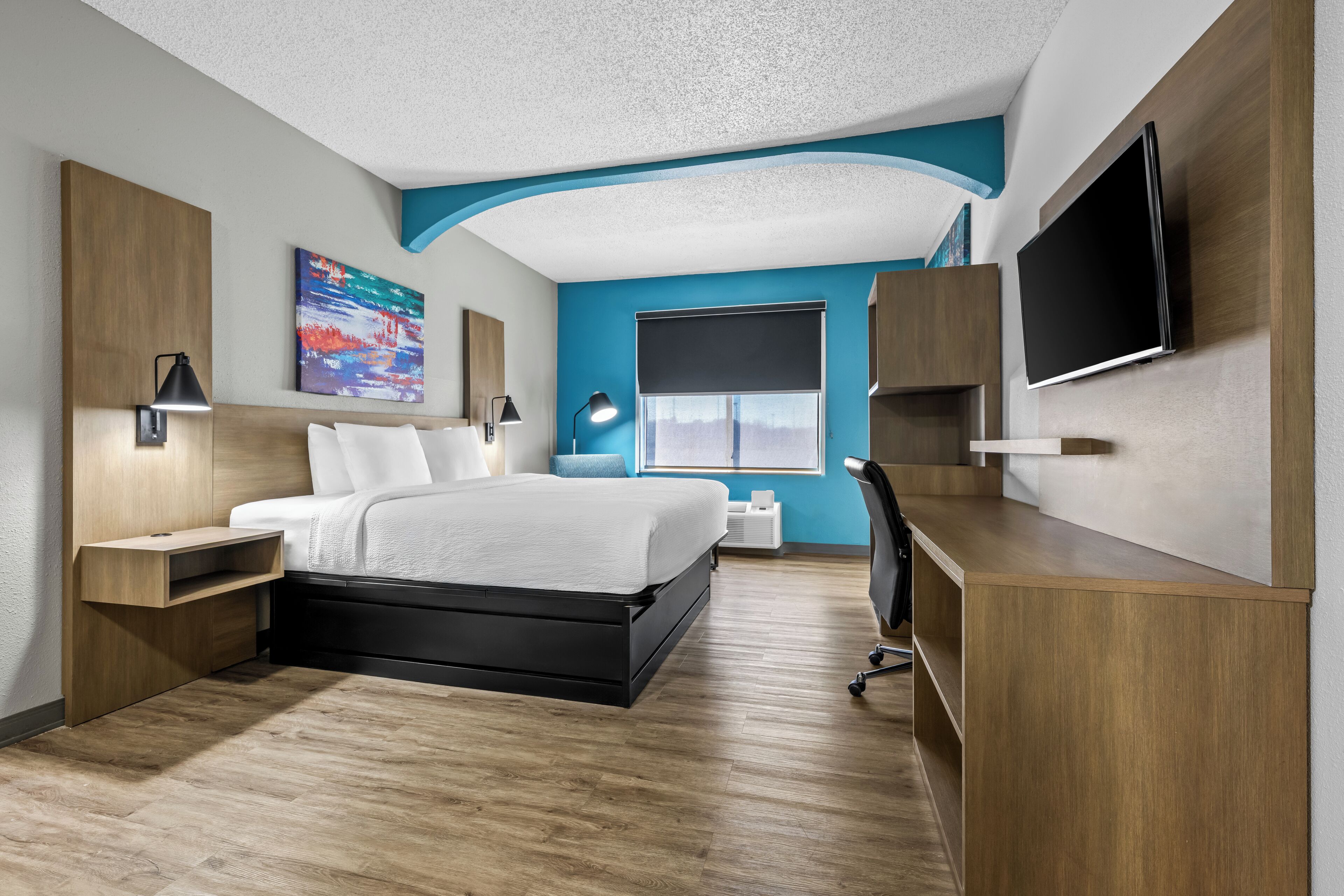 Una scrivania, tende oscuranti, ferro/asse da stiro, Wi-Fi gratuito