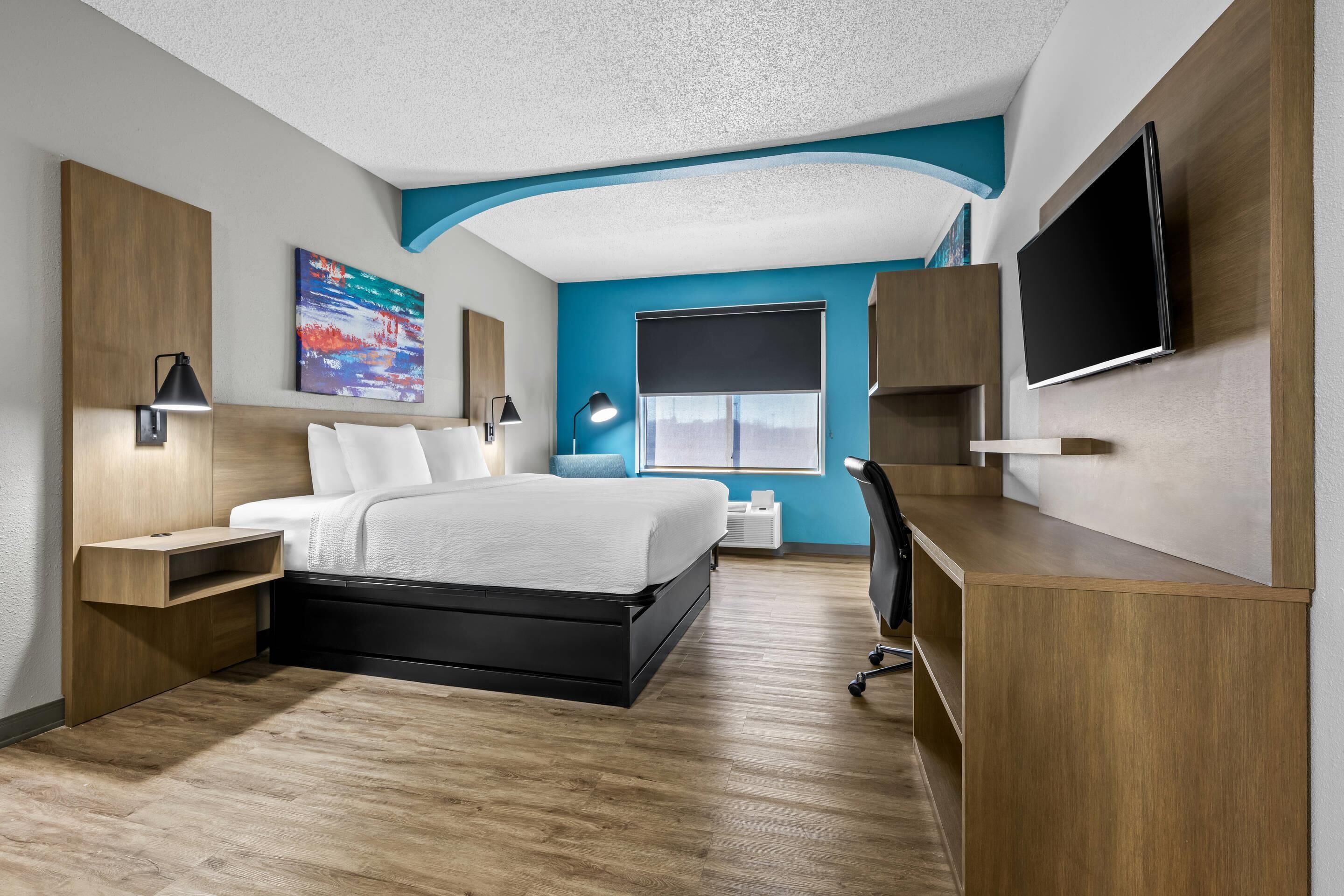 Standard Room, 1 King Bed, Non Smoking | Desk, blackout curtains, iron/ironing board, free WiFi