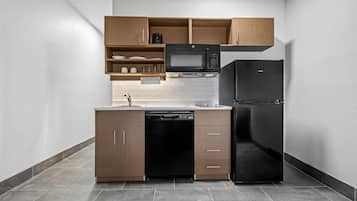 Standard Room, 1 King Bed, Non Smoking | Desk, blackout drapes, iron/ironing board, free WiFi