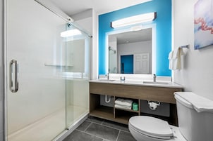Escritorio, cortinas blackout y tabla de planchar con plancha