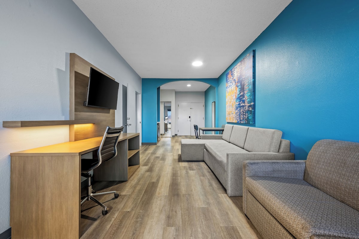 Suite, letti multipli, non fumatori | Una scrivania, tende oscuranti, ferro/asse da stiro, Wi-Fi gratuito