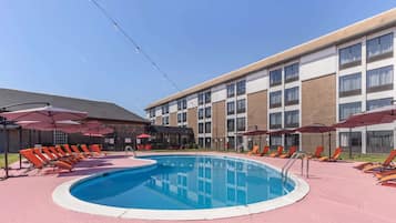 季节性开放的室外游泳池