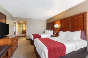 Escritorio, espacio para trabajar con laptop y cortinas blackout