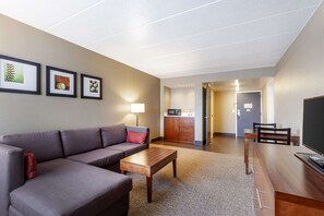 Escritorio, espacio para trabajar con laptop y cortinas blackout