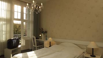 Habitación doble | Ropa de cama hipoalergénica, escritorio y tabla de planchar con plancha