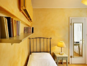 Hypo-allergenic bedding, desk, iron/ironing board, free WiFi