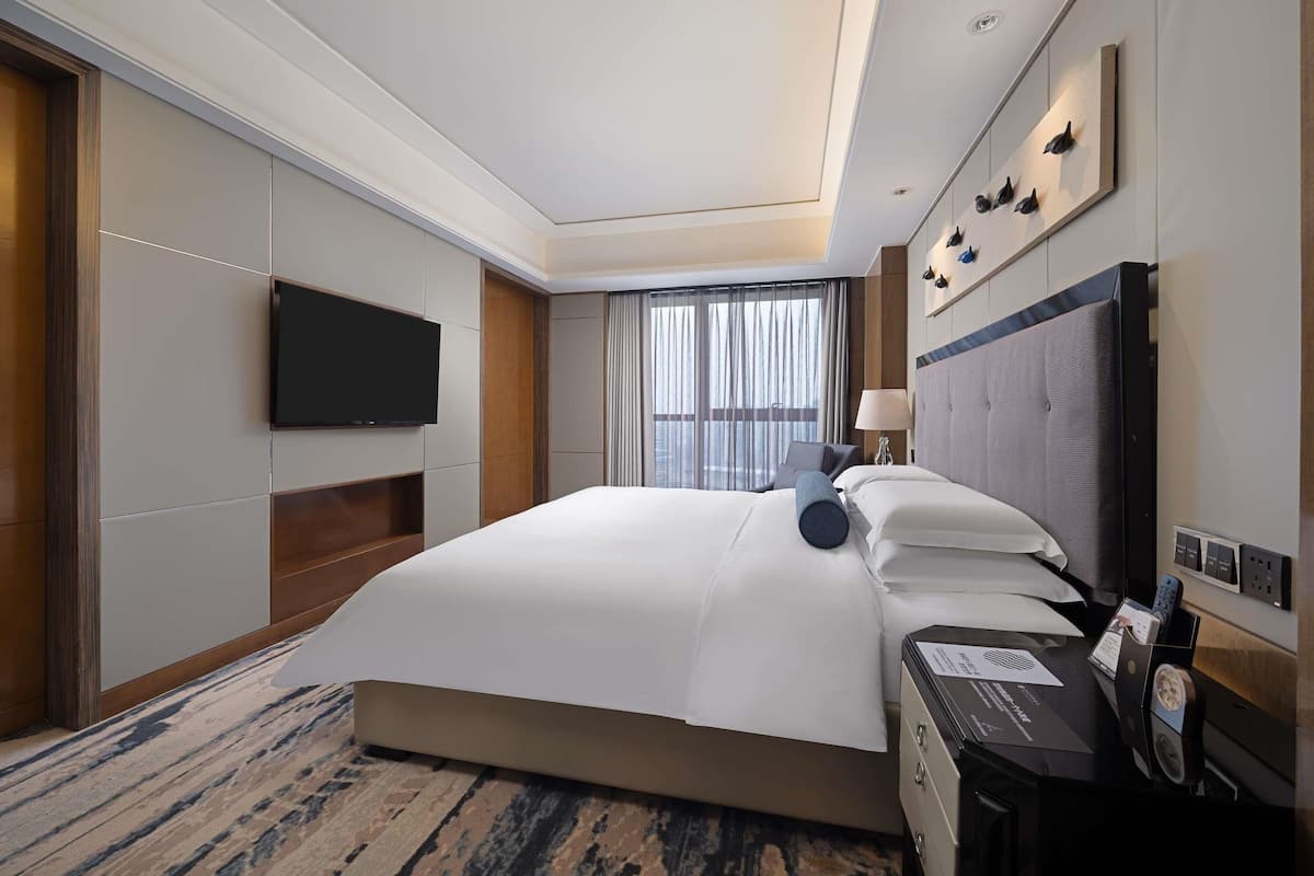 Executive Suite, 1 King Bed | 1 bedroom, premium bedding, down comforters, minibar