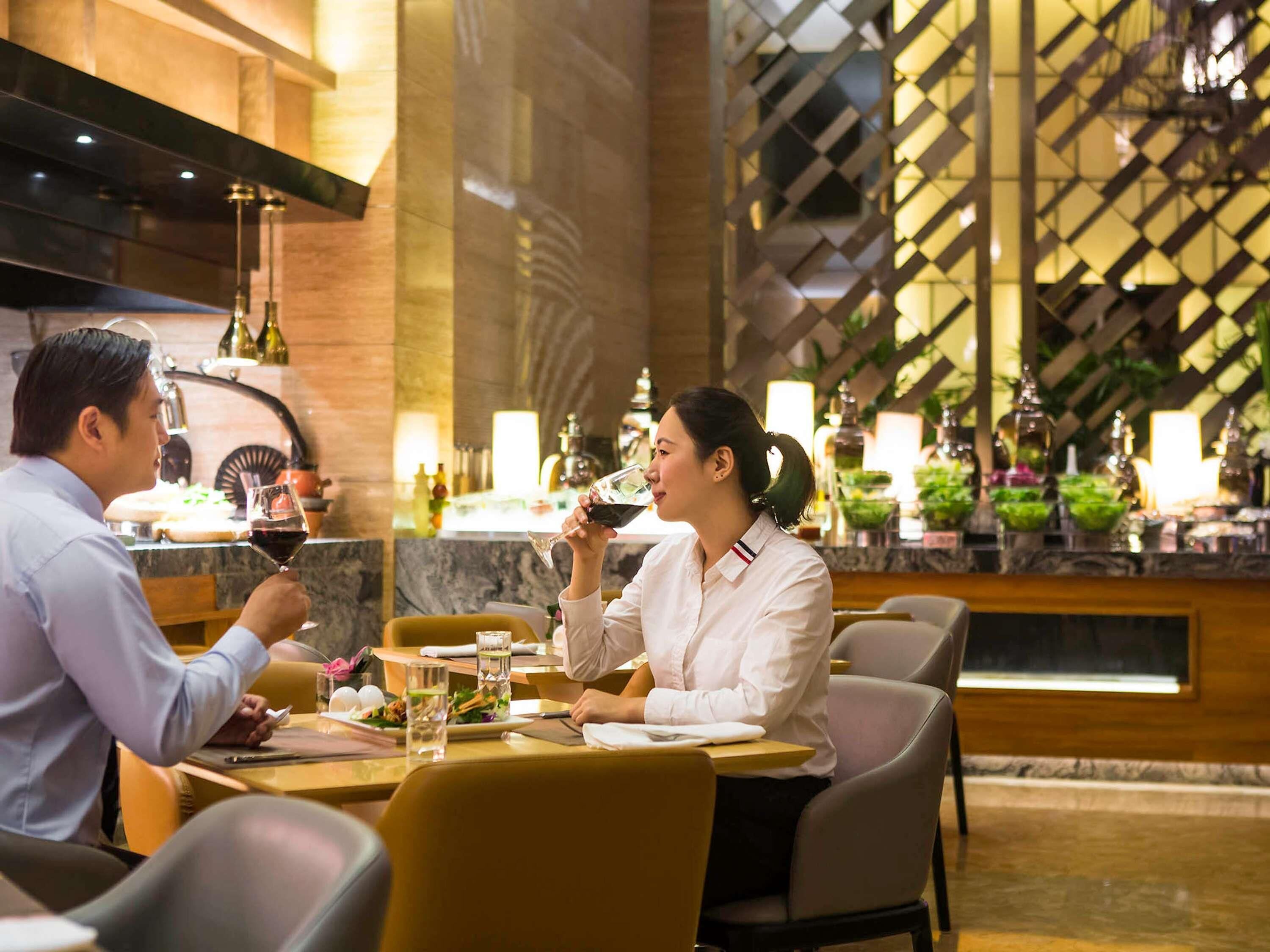 2 restaurants, breakfast, lunch, dinner served; chinese cuisine