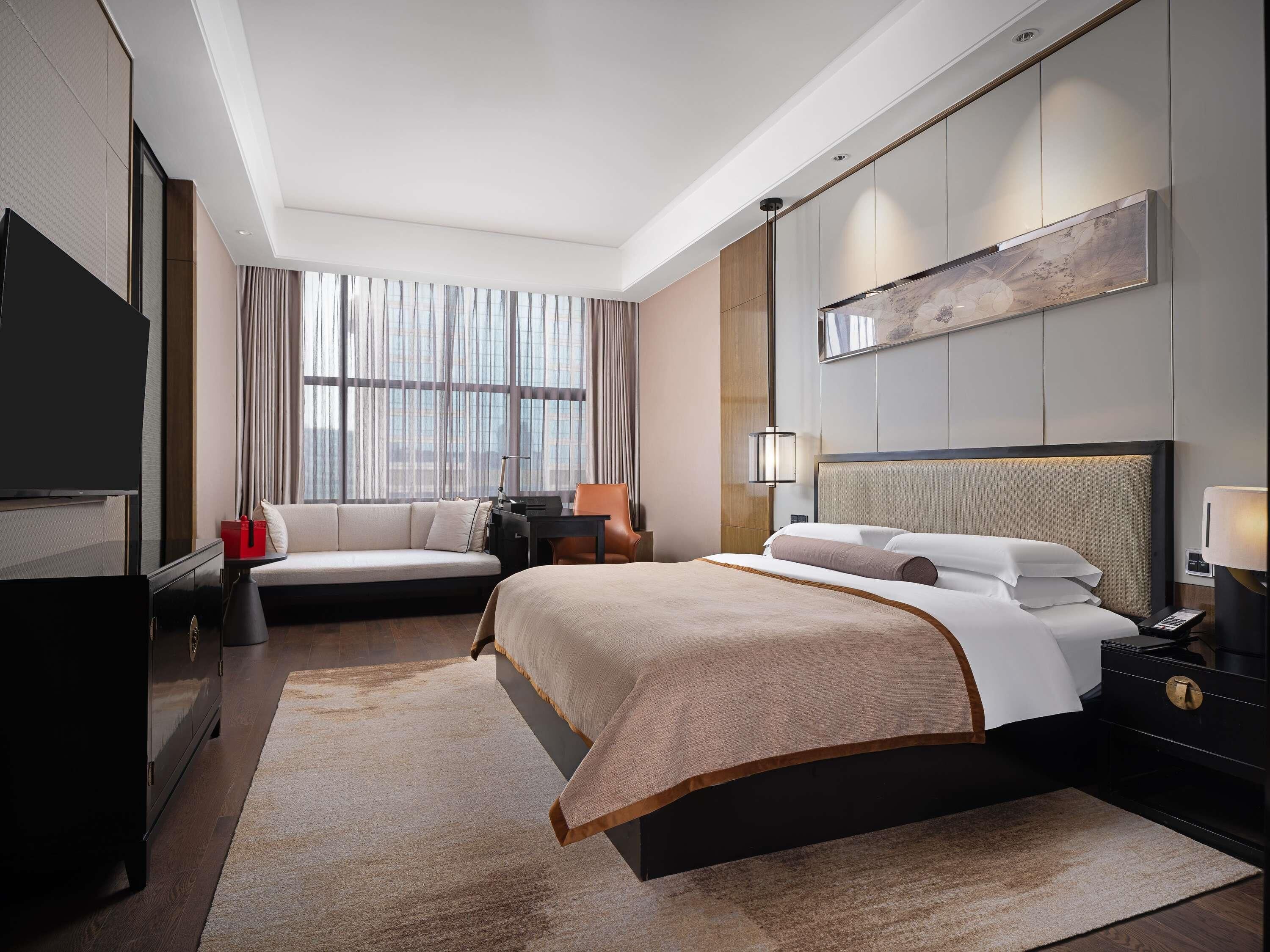 Suite, 1 King Bed (CEO)