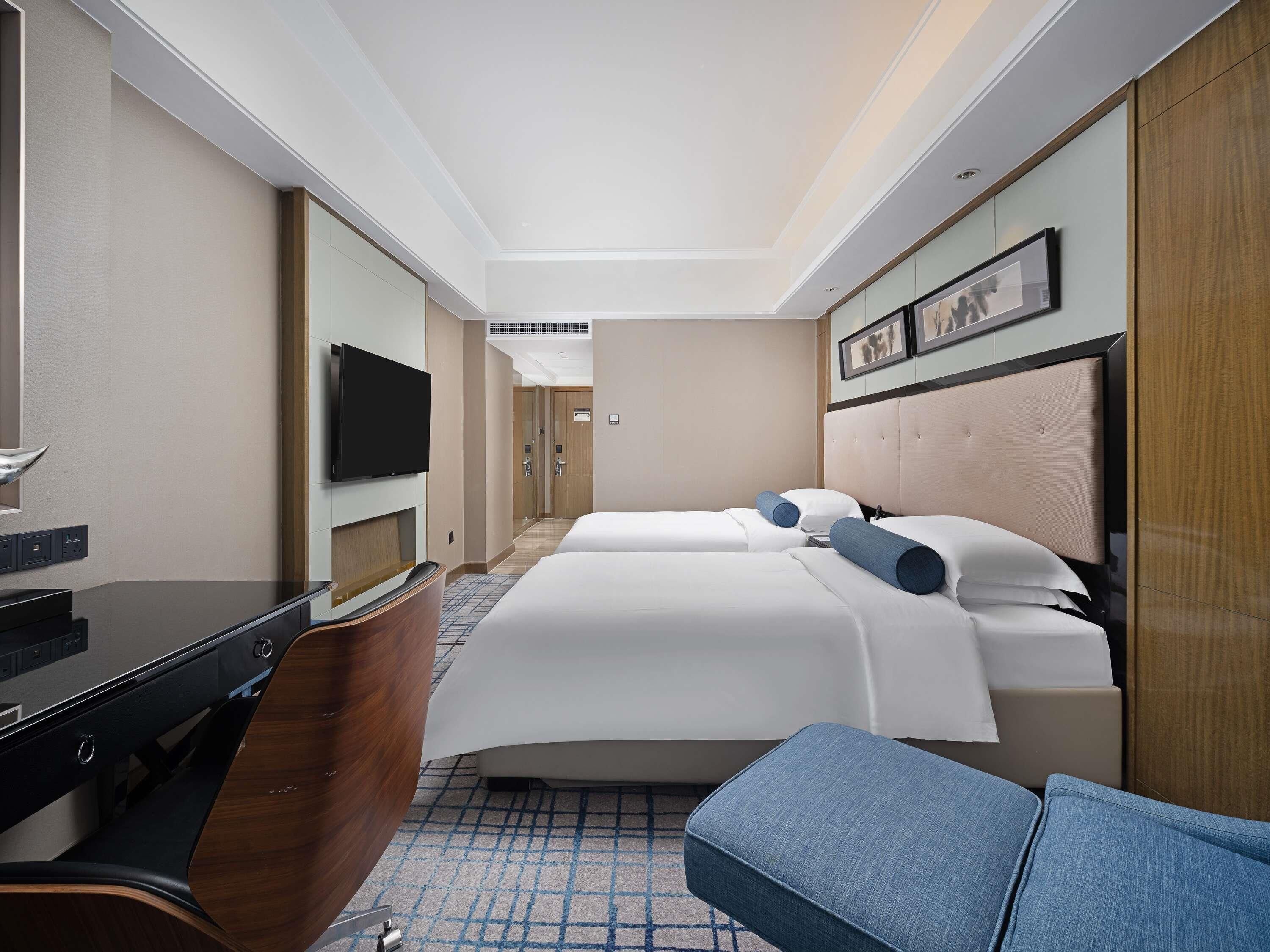 Premium bedding, down comforters, minibar, in-room safe