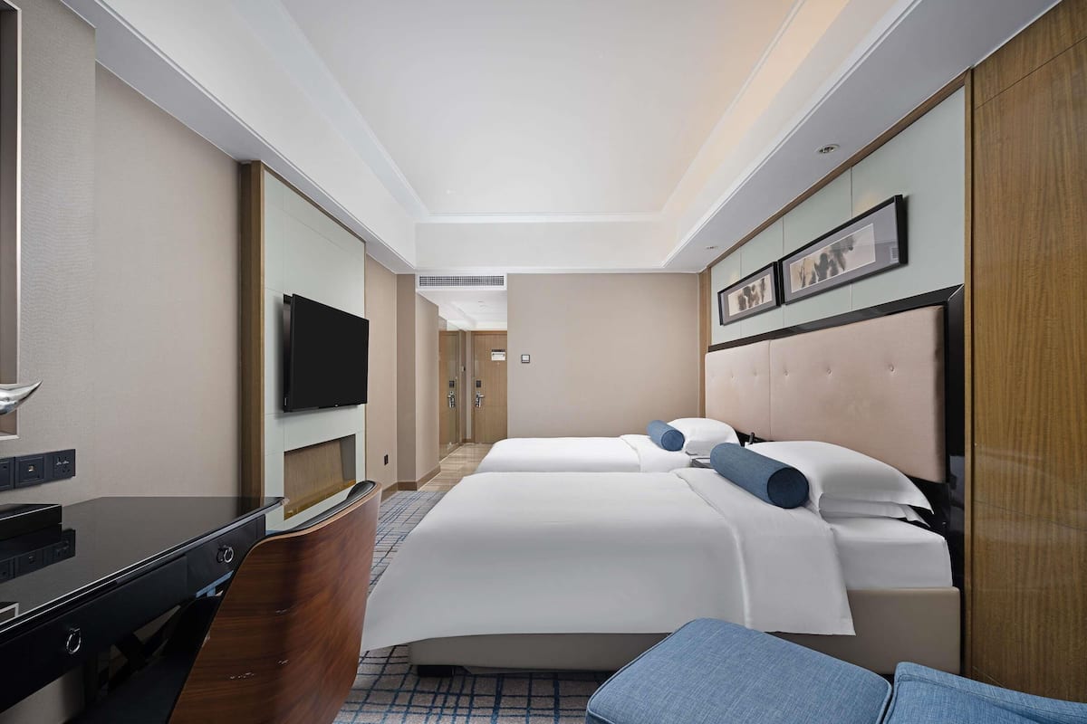 Premium bedding, down comforters, minibar, in-room safe