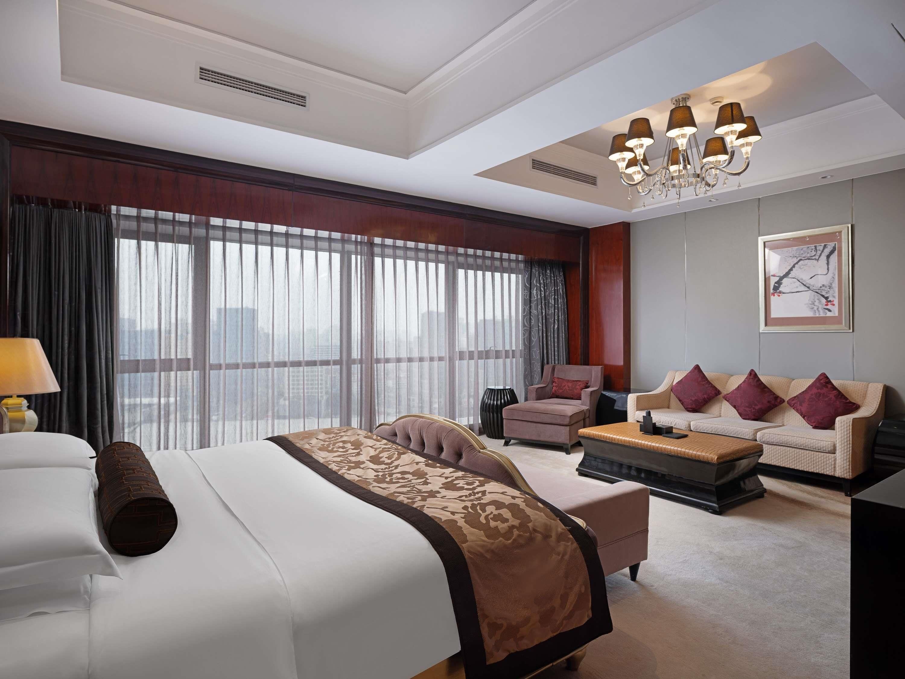 1 bedroom, premium bedding, down duvets, minibar