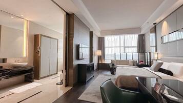 Suite, 1 King Bed (CEO)