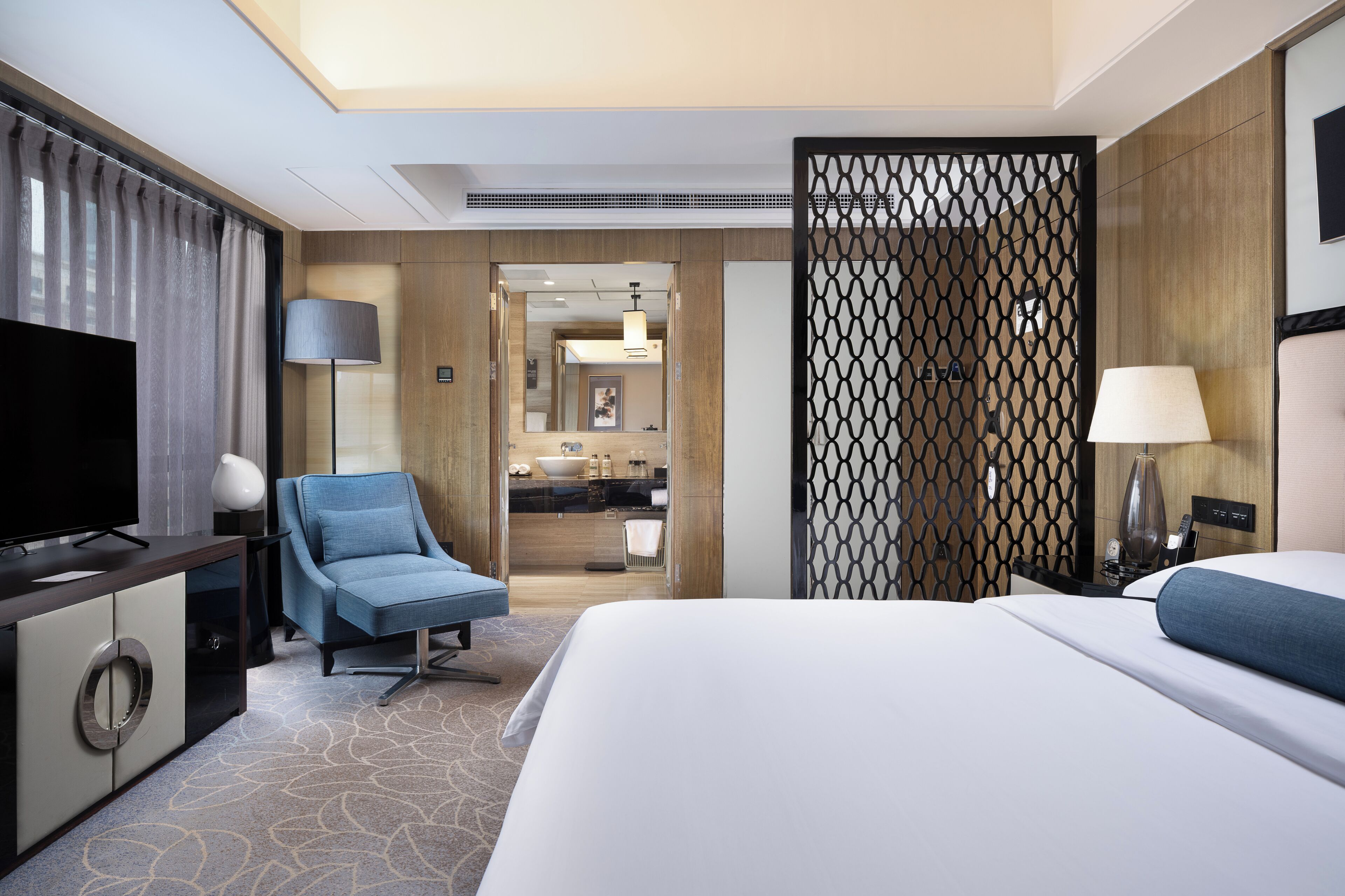 Deluxe Room, 1 King Bed | Premium bedding, down comforters, minibar, in-room safe