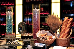 Daily buffet breakfast (CNY 138 per person)