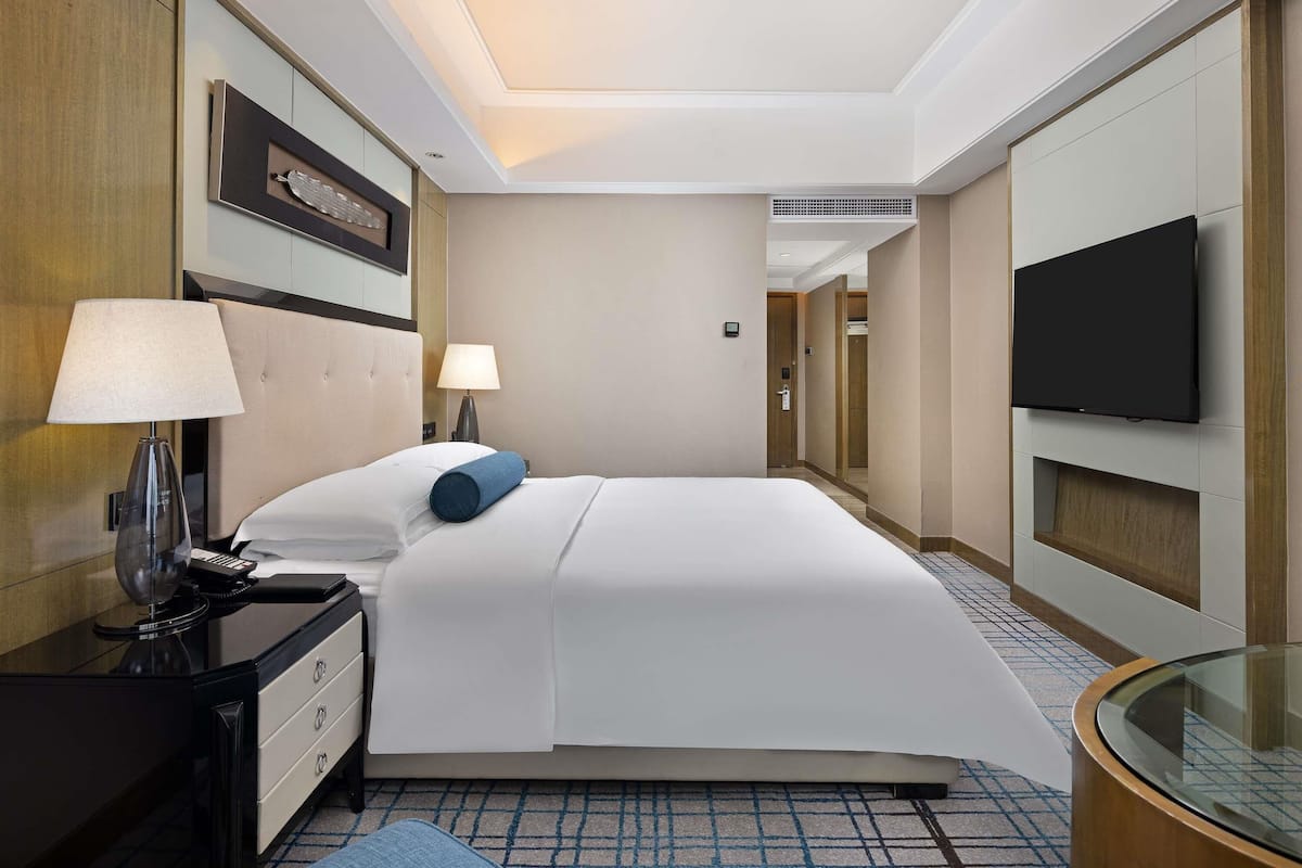 1 bedroom, premium bedding, down comforters, minibar