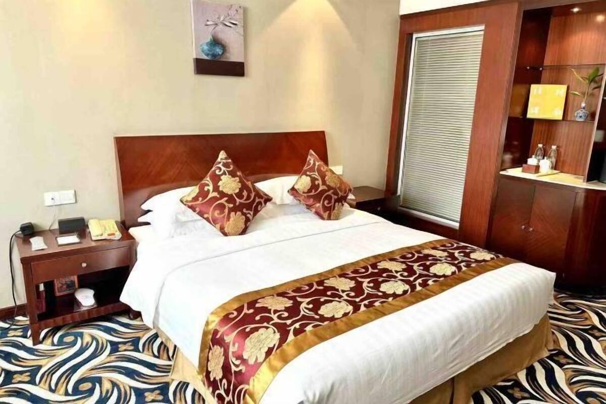 Minibar, in-room safe, desk, blackout drapes