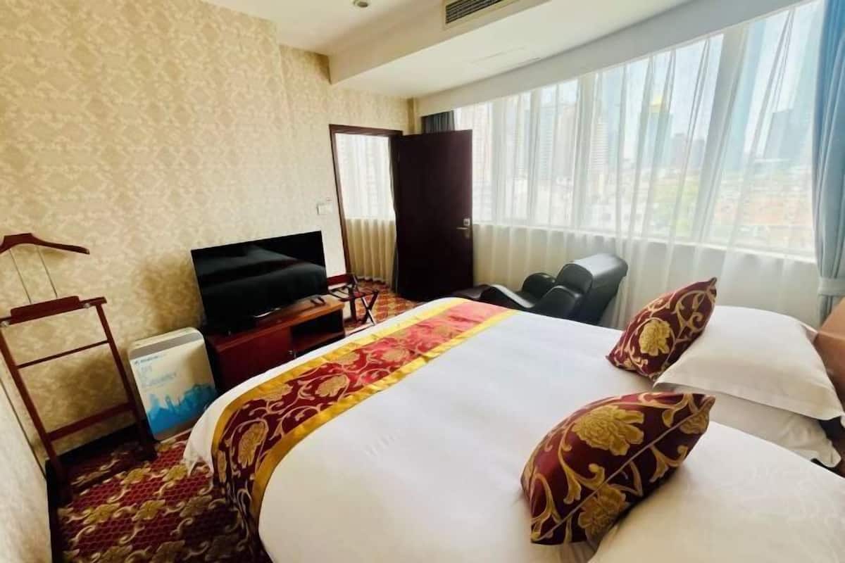 Minibar, in-room safe, desk, blackout curtains