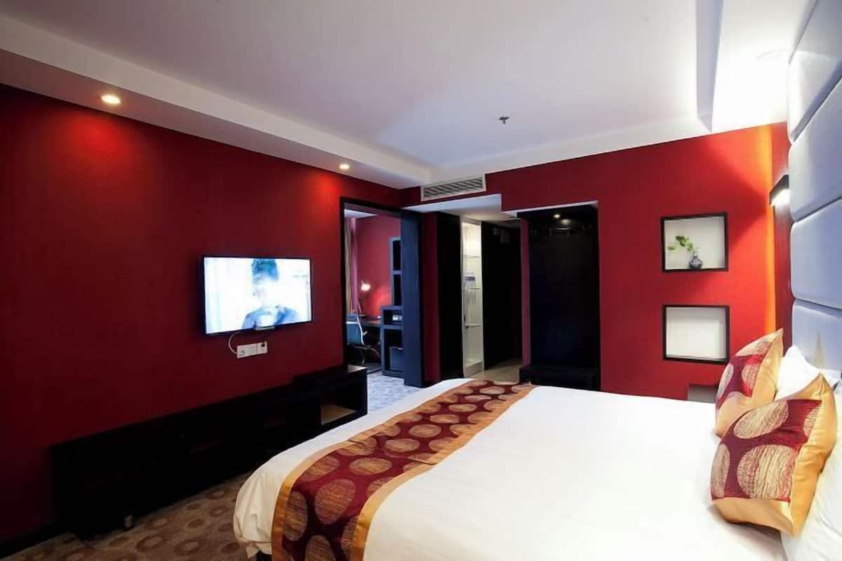 Minibar, in-room safe, desk, blackout drapes