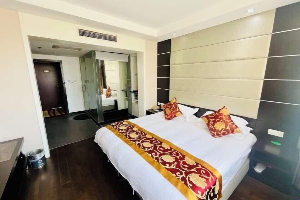Frigobar, cofres nos quartos, escrivaninha, cortinas blackout