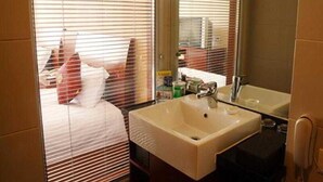 Minibar, in-room safe, desk, blackout drapes - Shangtex Hotel Shanghai (Shanghai)