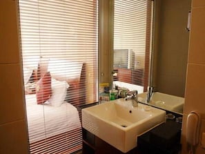 Minibar, caixa forta a l'habitació, escriptori i cortines opaques 
