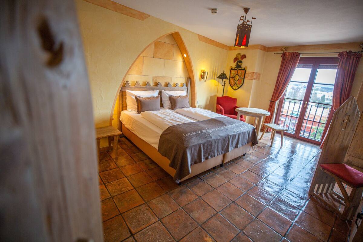 hypo-allergenic bedding, desk, free wifi, bed sheets