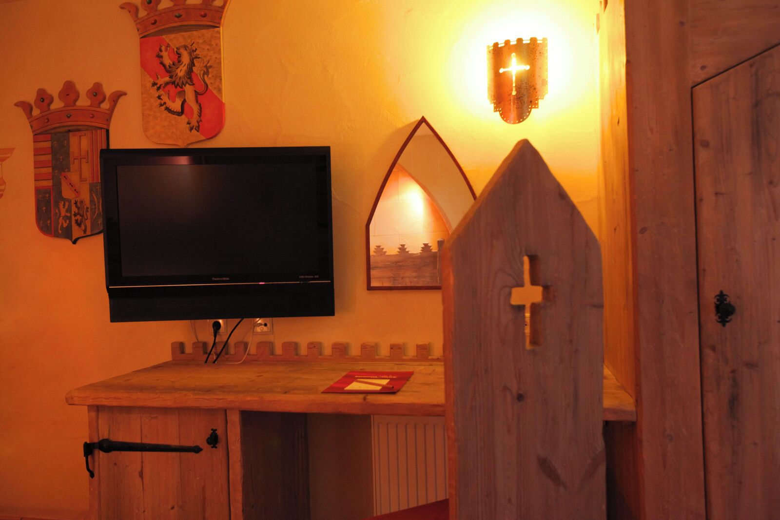 hypo-allergenic bedding, desk, free wifi, bed sheets