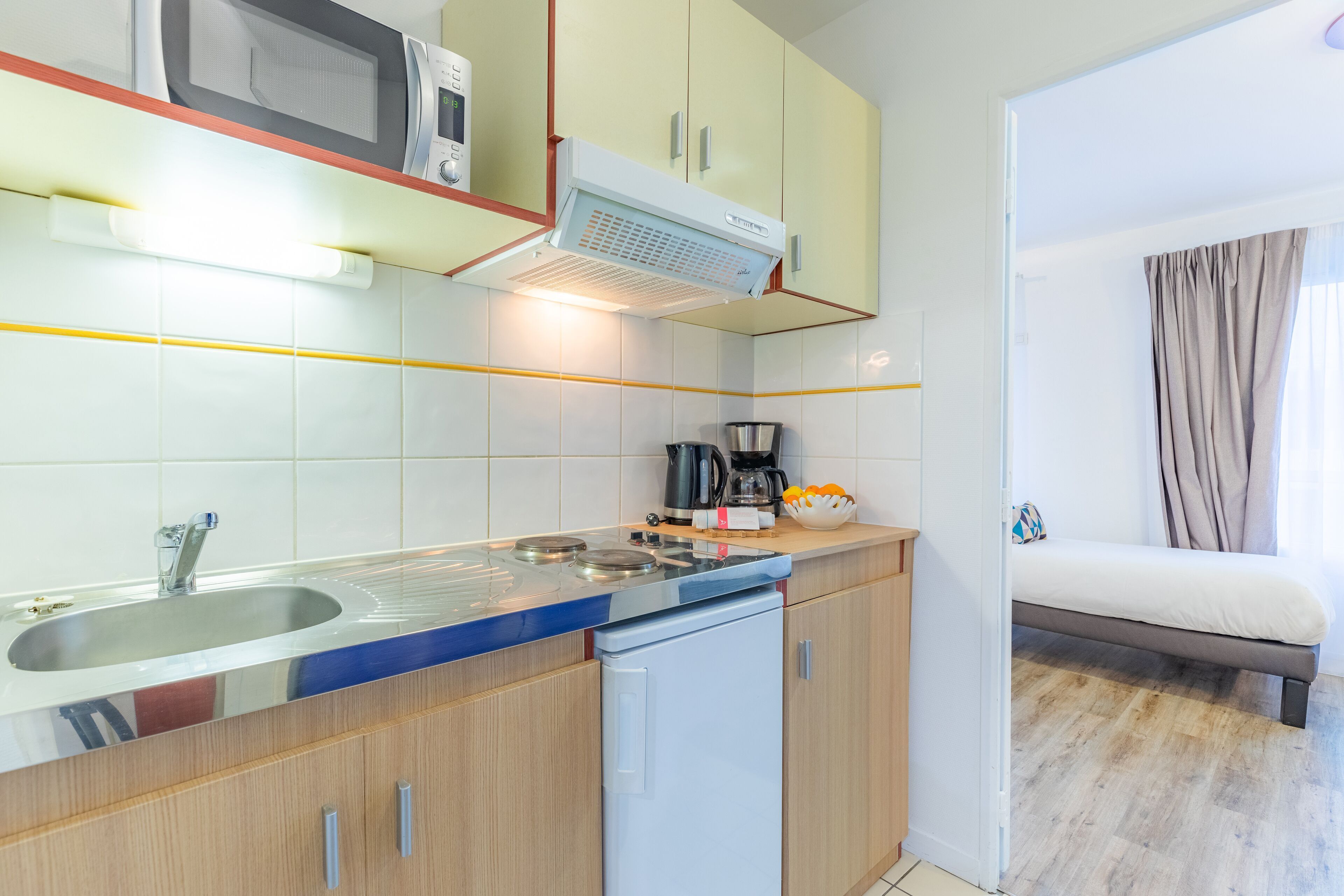 Private kitchen | Fridge, microwave, stovetop, coffee/tea maker
