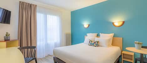 Estudio, 1 cama doble | Escritorio, tabla de planchar con plancha, wifi gratis y ropa de cama