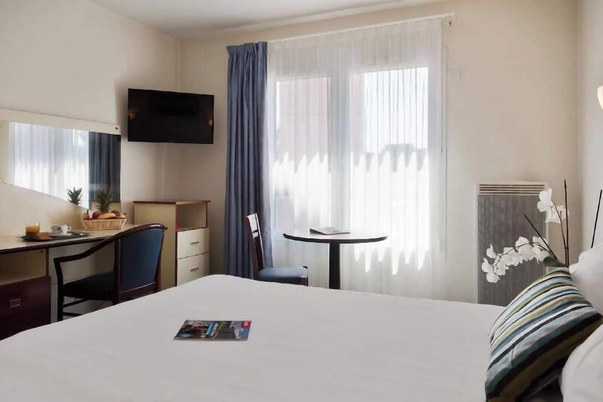 Desk, iron/ironing board, free WiFi, bed sheets