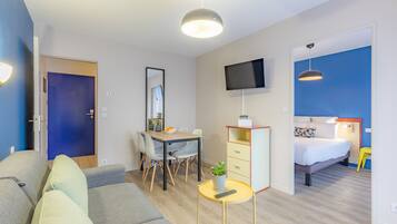 Superior-Apartment, 1 Schlafzimmer | Wohnbereich | 54-cm-Flachbildfernseher mit Digitalempfang, Fernseher