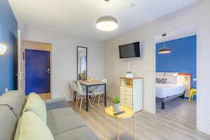 Appartement supérieur, 1 chambre | Aire de séjour | Téléviseur à écran plat de 54 cm avec télévision numérique, téléviseur