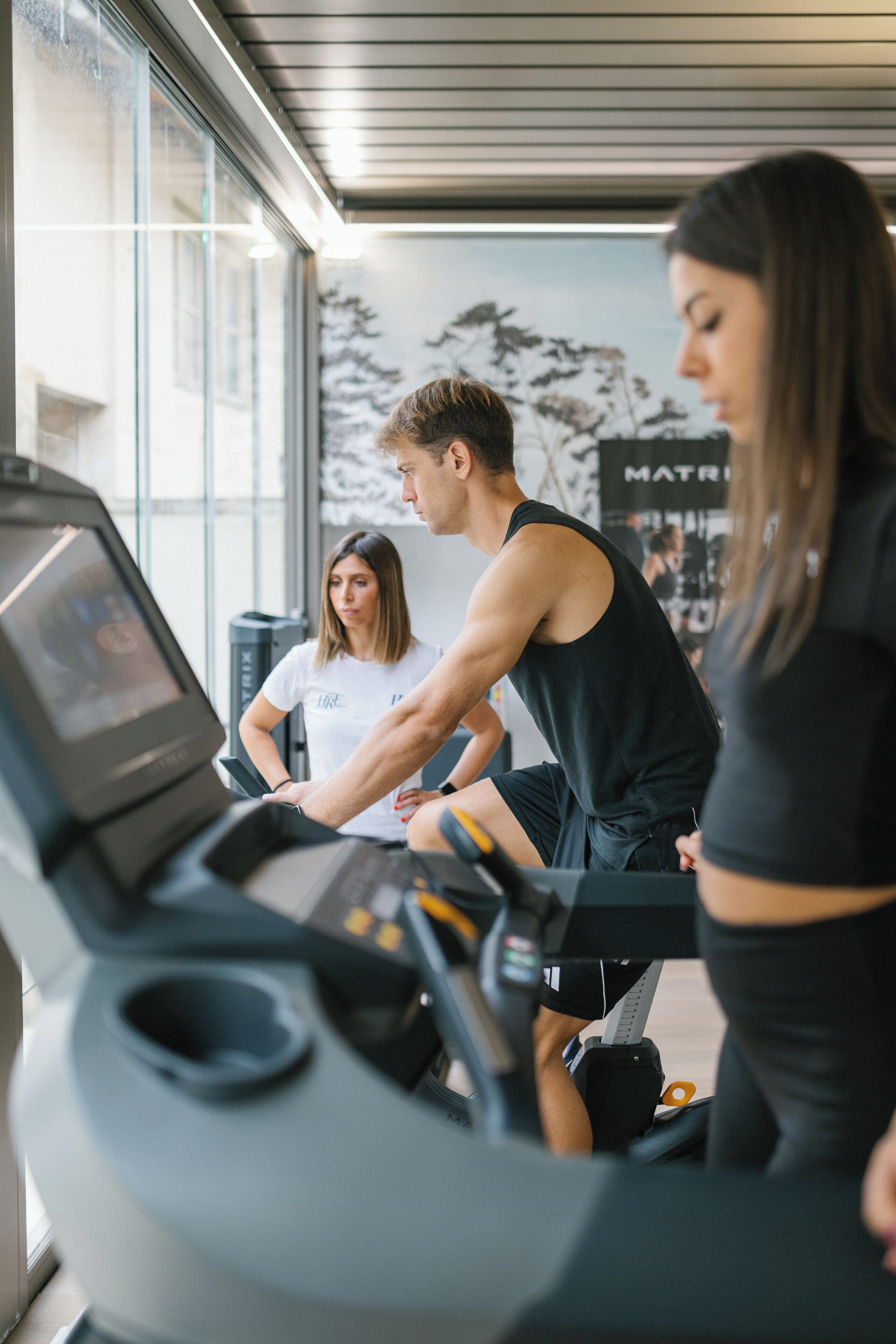 Une salle de sport équipée de tapis de course et d'appareils d'exercice.