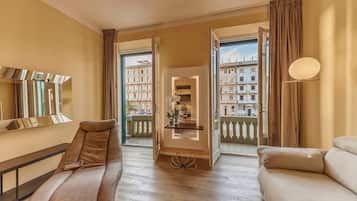 Suite with Balcony and Turkish Bath | Wohnbereich | 28-Zoll-LCD-Fernseher mit Satellitenempfang, Fernseher, aktuelle Filme