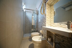 Kamer, 1 twee- of 2 eenpersoonsbedden, uitzicht op zee | Badkamer | Een douche, een haardroger, een bidet, handdoeken
