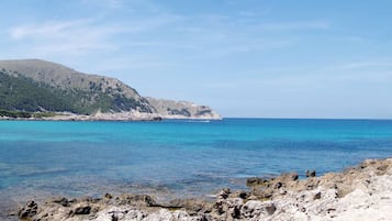 Una spiaggia nelle vicinanze