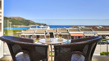 Doppelzimmer, Balkon, Meerblick | Minibar, Schreibtisch, Verdunkelungsvorhänge, Bügeleisen/Bügelbrett