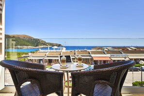 Quarto casal, sacada, vista para o mar | Frigobar, escrivaninha, cortinas blackout, ferros/tábuas de passar roupa