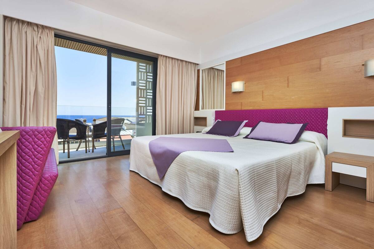 double room, balcony, sea view | 1 bedroom, minibar, desk, blackout curtains