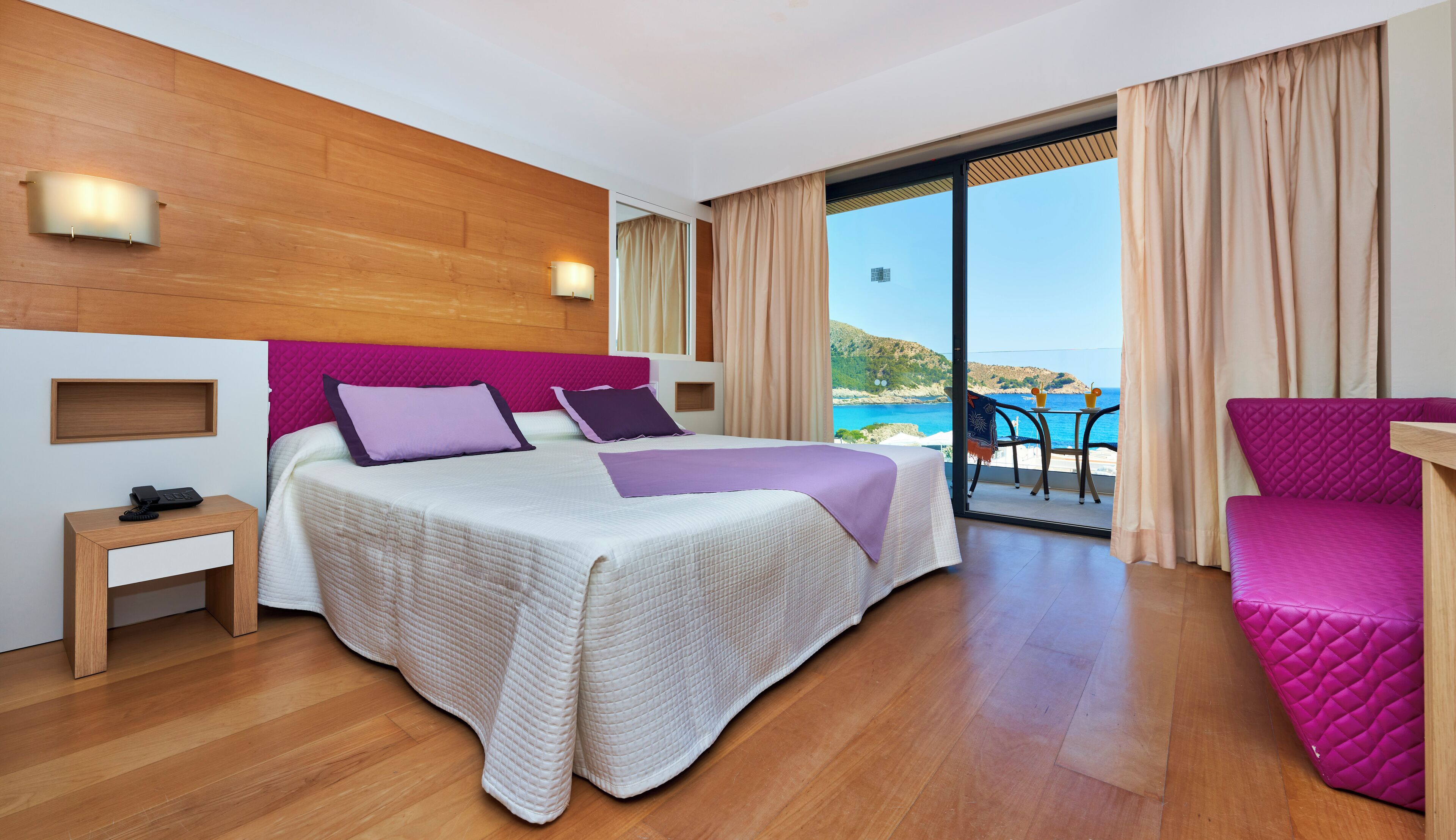 Minibar, escritorio, cortinas blackout y tabla de planchar con plancha 